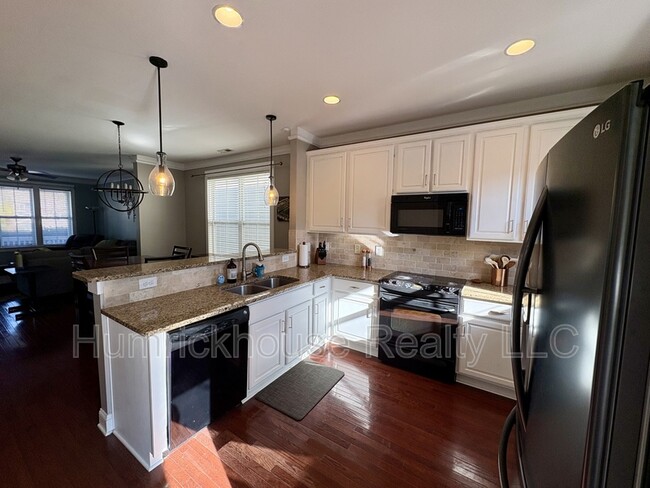 Photo - 515 Dubois Court