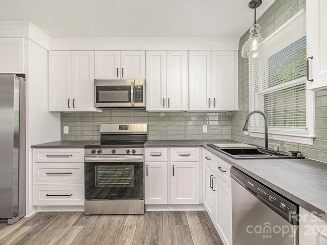 Building Photo - Fully Remodeled | 2BR/1.5BA Condo | Willowbrook Unit 434 Stoneycreek Ln