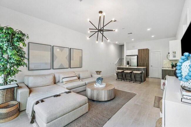 2211 Florida Blvd