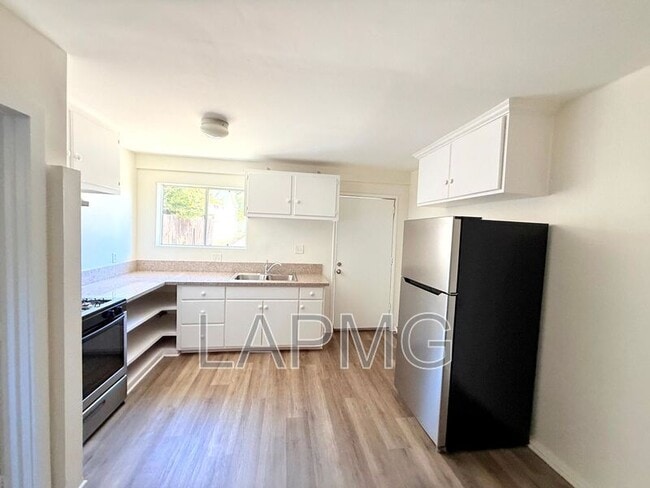 Photo - 927 - 929 1/2 Camulos Rd