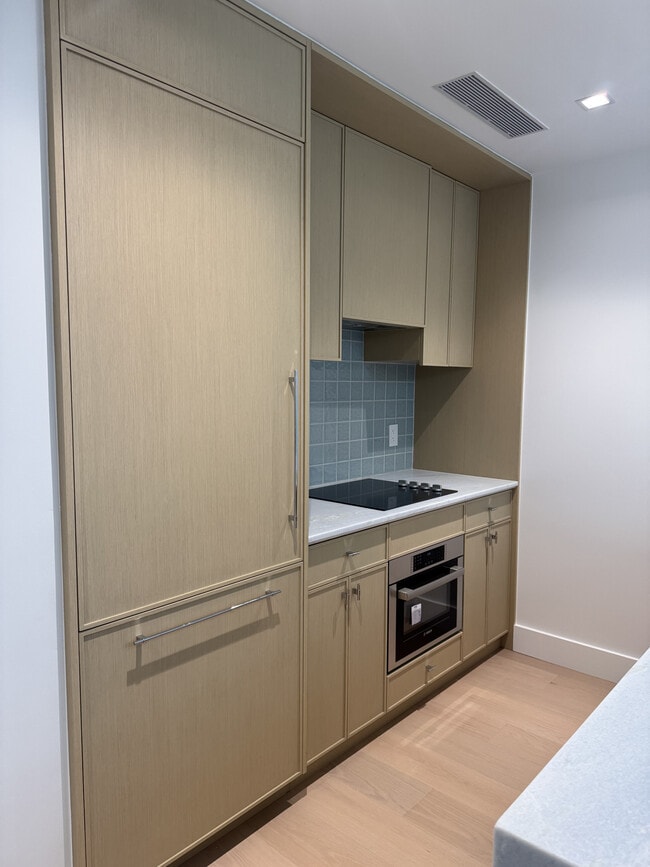 Building Photo - 2401 Queens Plz N Unit 302