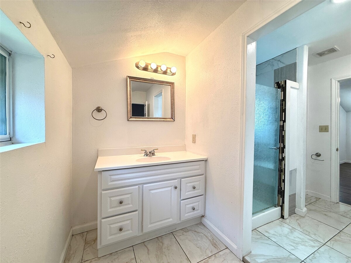 Photo - 421 Sidney St