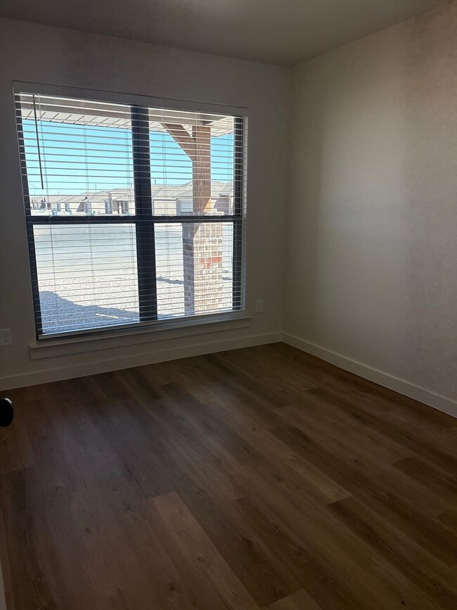 Photo - 2176 Langford Ave