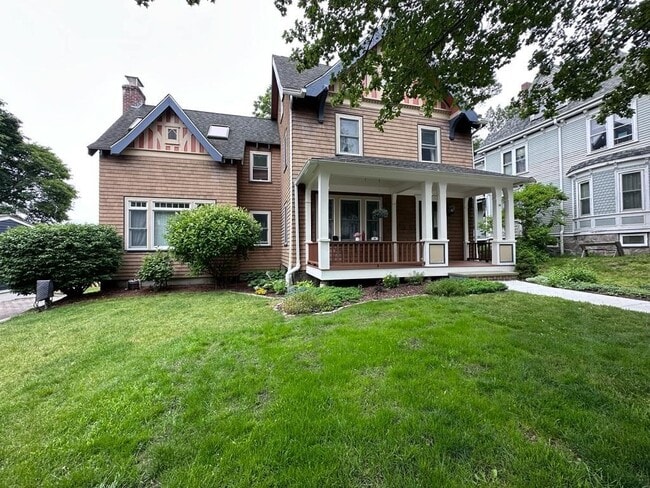 Building Photo - 14 Ashfield St Unit B