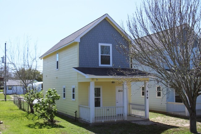 Building Photo - 919 N Avenue C