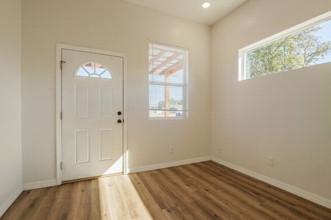 Photo - 303 Mountain View St