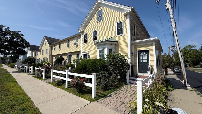 Building Photo - 2 BR with hardwood, private entrance/deck,... Unit 678-2 Rental