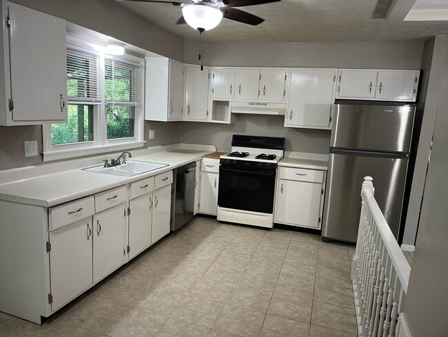 Building Photo - Spacious Two-Level Home with Dual Living A...