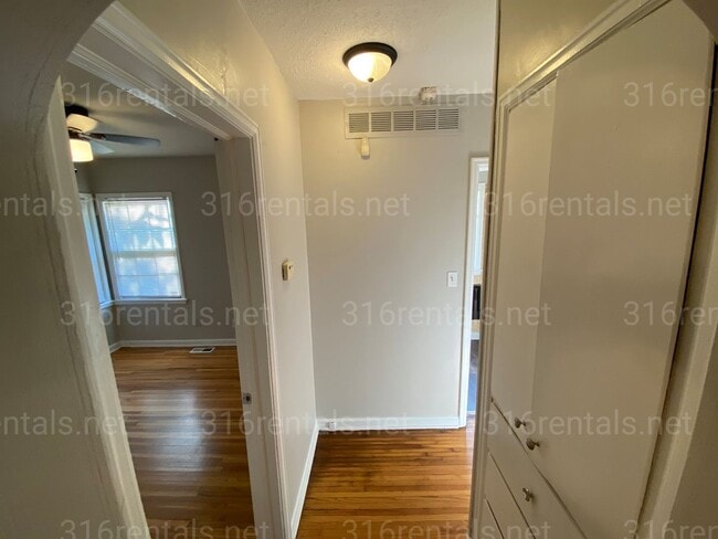 Photo - $925 - 2 bedroom / 1 bathroom - Beautiful ...