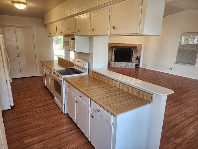 Photo - 307 Lone Star Ln