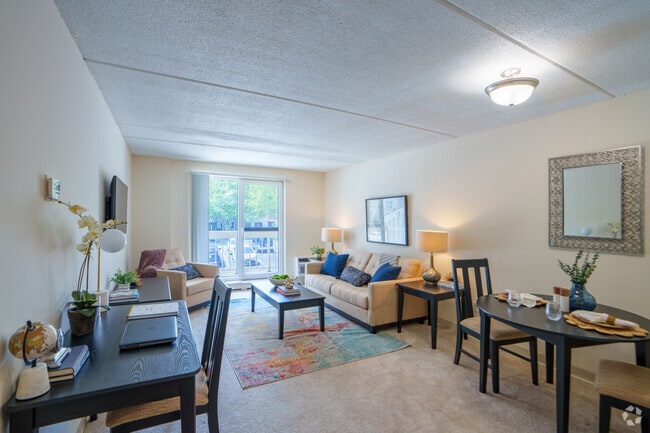 1BR, 1BA - 650SF - Living Room