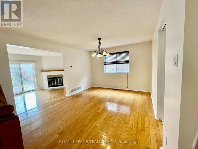 Photo - 128 Pinetrail Crescent