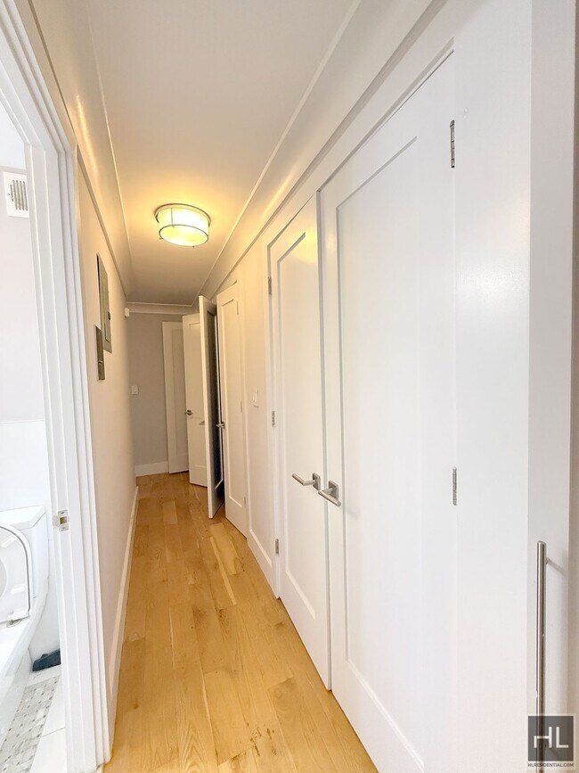 Photo - Renovated 3 bed 1 bath with Laundry / Balcony / WEST 93 STREET Unidad 7C