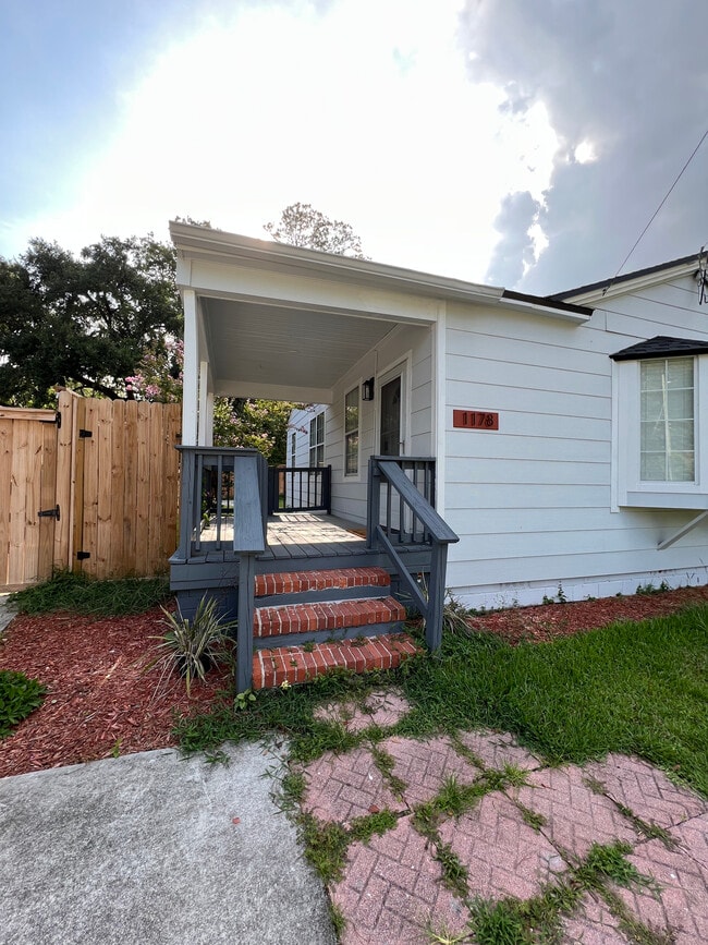 Puerta principal/Porche - 1178 Murray Dr