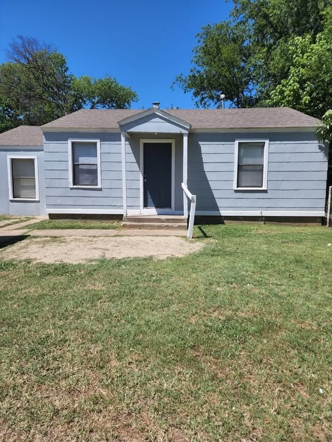 Building Photo - 1213 E Shaw St