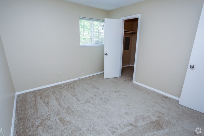 Bedroom - Turlington Oaks Apartments