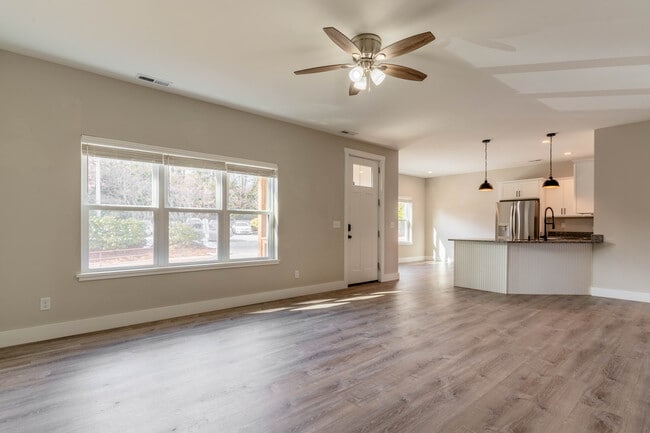 Living - 10-200 Laurel Loop Apartment Unit 200