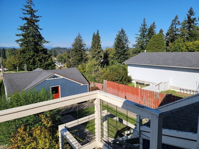 Photo - Bright and cheery 2 bed top level apartment in convenient Bremerton location