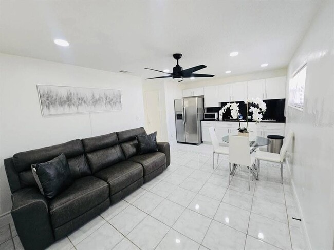 Photo - 6491 MacKenzie St