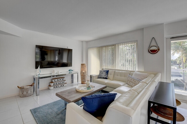 Photo - 2066 N Ocean Blvd Unidad 2nw