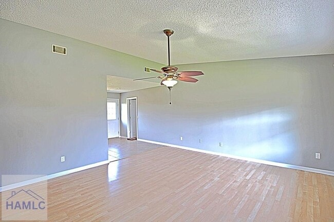 Photo - 850 Lyndsi Ln