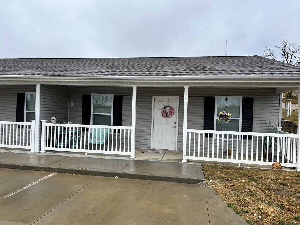 208 S 2nd Townhome Townhome Rental in Linn MO