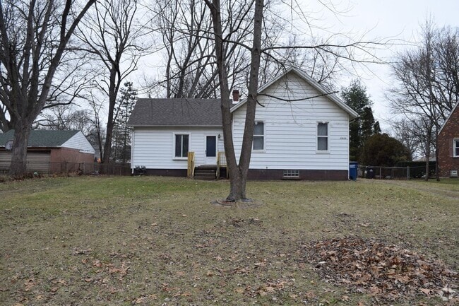 Building Photo - CHARMING DUPLEX HOME FOR LEASE IN WESTLAND!