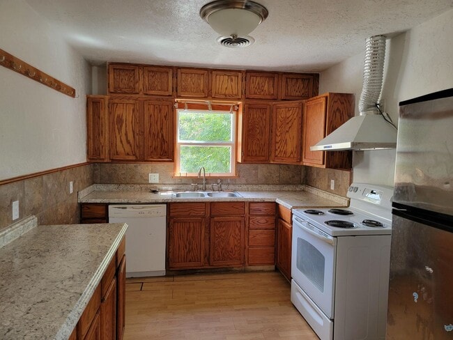 Photo - Spacious 3 Bed 1 bath home