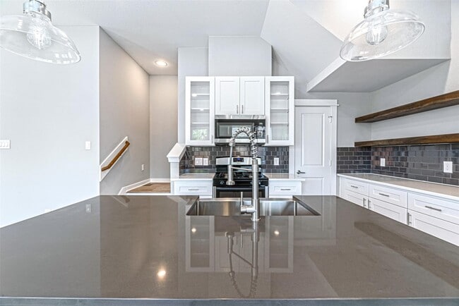 Building Photo - 6725 Parker Oaks Ln