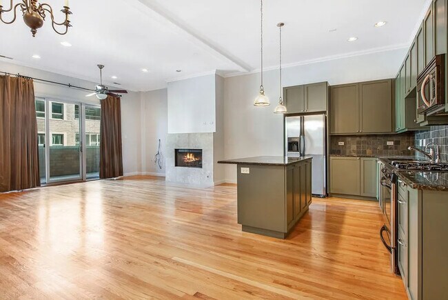 Photo - 1555 N Wood St Unit 202