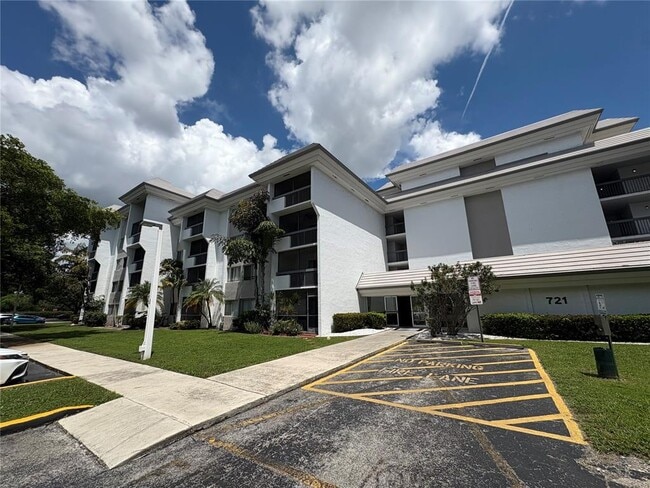Building Photo - 721 N Pine Island Rd Unit 401