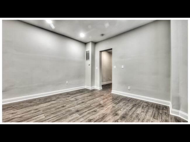 2220 Lyndhurst Ave