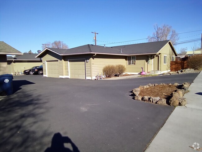 Building Photo - Single Level 2 Bed/2 Bath with Garage - NW... Unit 31 Rental