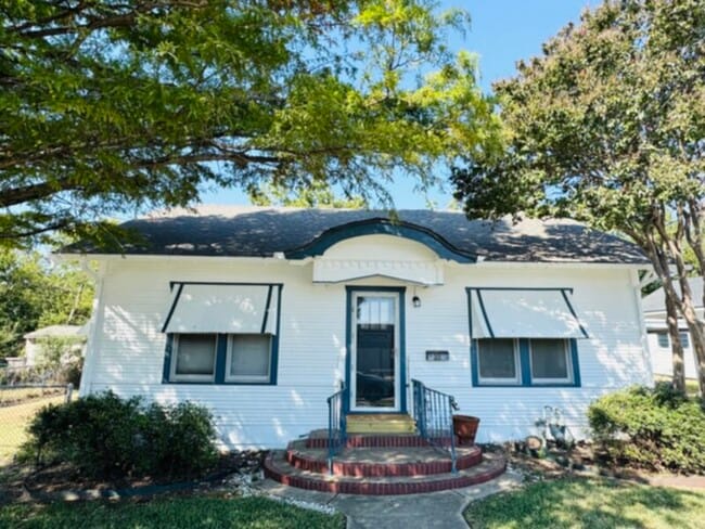 Building Photo - Super Darling Home in the Downtown Histori...
