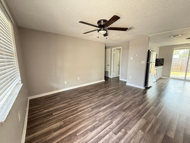 Photo - 2 Bedroom 1 Bath Duplex with Washer/Dryer!...