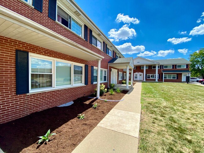Lake Briarwood Townhomes - Lake Briarwood Townhomes