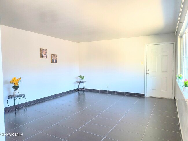 Photo - 333 Eubank Ct Unit 7