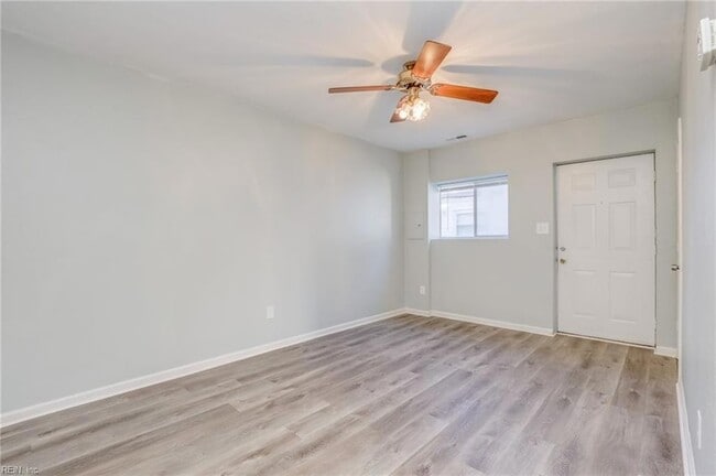 Photo - 1447 W 40th St