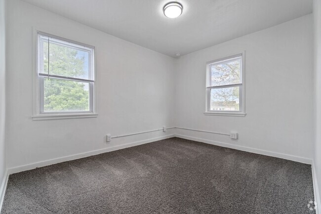Building Photo - 2 bedrooms and 1 bathroom Townhouse in Mid...