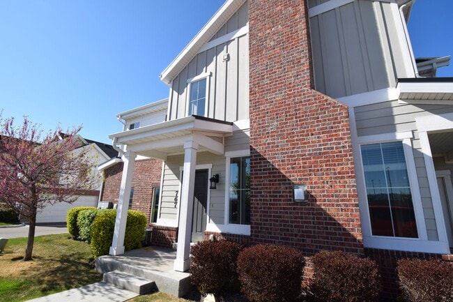 Photo - Charming 4 bed Sandy Home, with HOA in Fantastic Location!!!