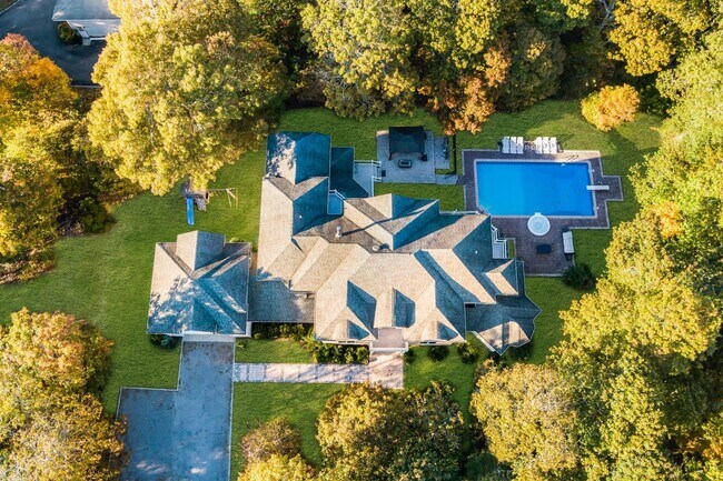 10 Bay Woods Dr