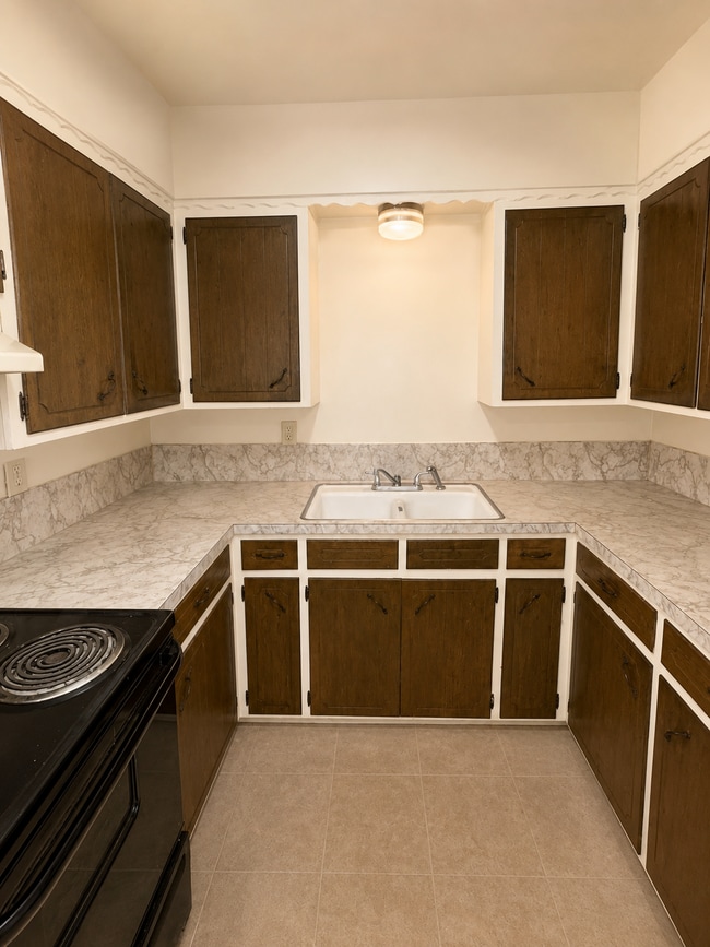 Building Photo - Cozy 1-Bed: Prime Location Near Seminole Fire Station Unit Apt. 210