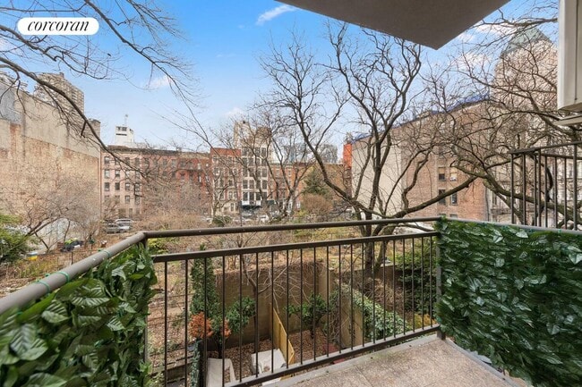 Photo - 447 W 47th St