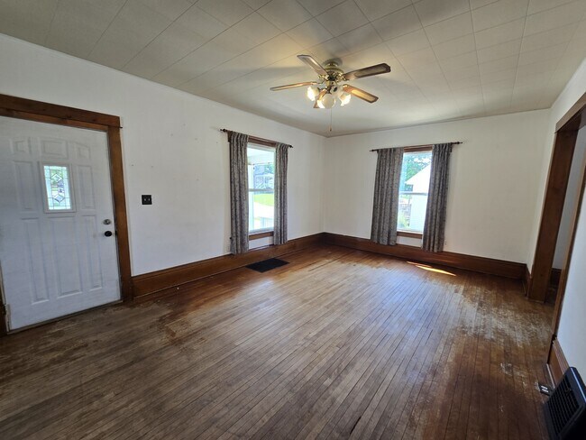 302 Long St