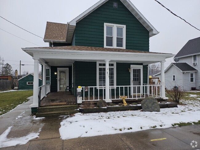 Building Photo - "Cozy 1-Bedroom Upper Duplex Unit Upper Rental