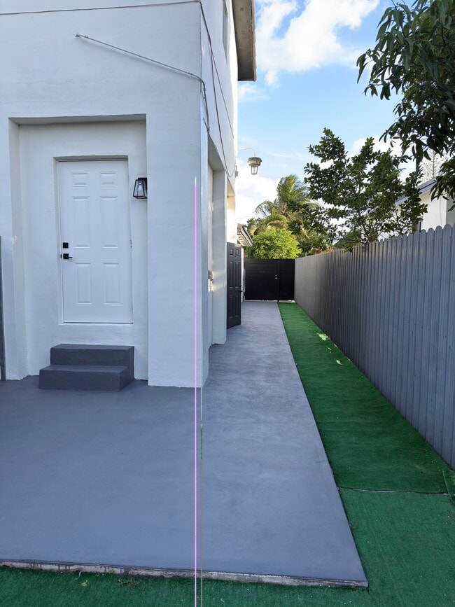 Building Photo - 325 W 60th St Unit Hialeah