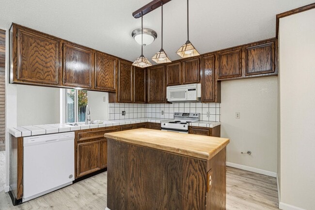 Photo - 2025 Sweetwater Dr