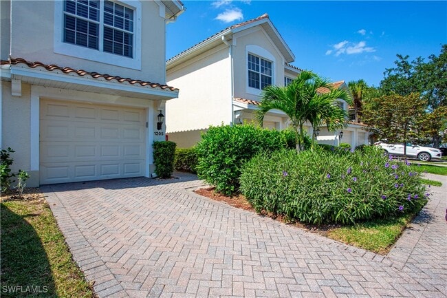 Photo - 1295 Henley St Unidad 1205
