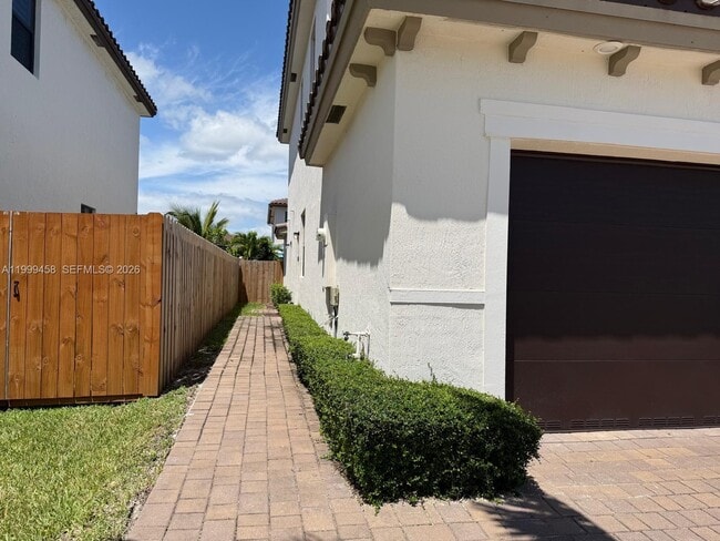 Building Photo - 11909 SW 244th St Unit #Efficiency