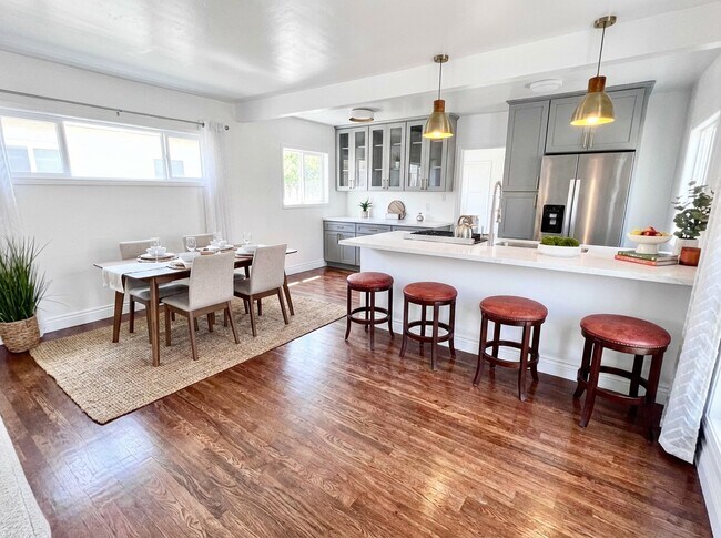 Photo - 1230 N Hollywood Way